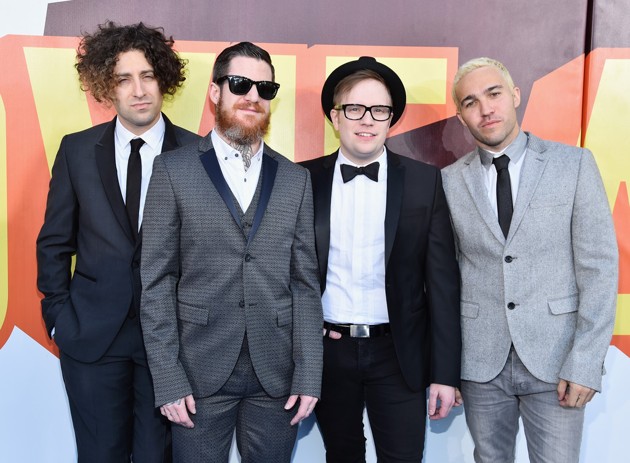 Gambar Foto Fall Out Boy di Red Carpet MTV Movie Awards 2015