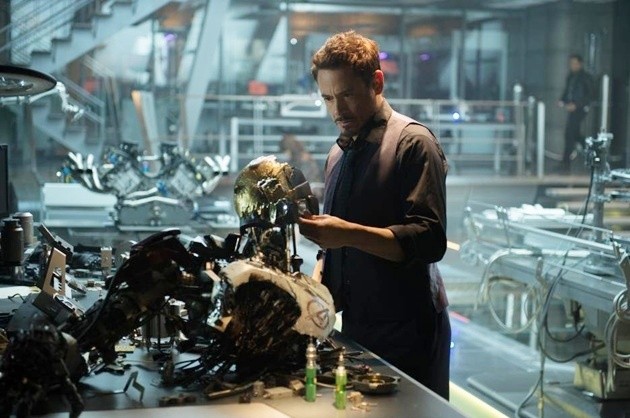 Gambar Foto Robert Downey Jr. Perankan Tony Stark Alias  Iron Man di Film 'Avengers: Age of Ultron'