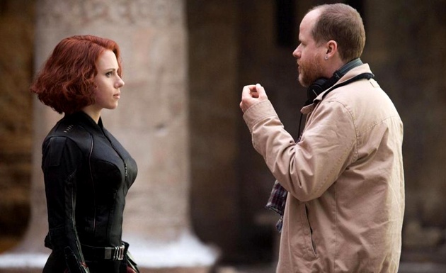 Gambar Foto Sutradara Joss Whedon Memberi Arahan kepada Scarlett Johansson