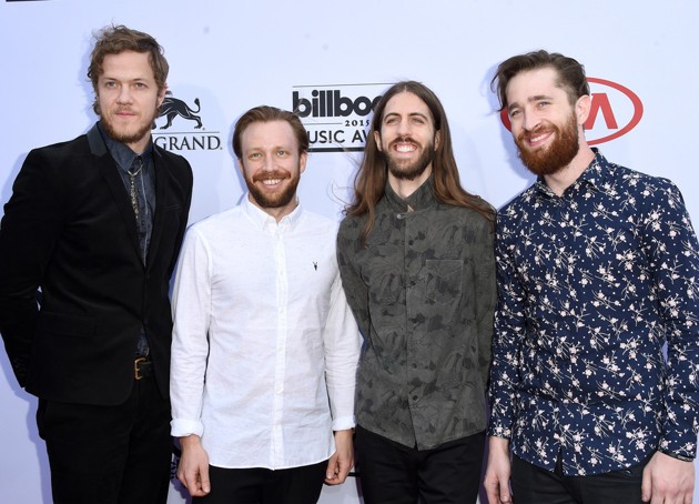 Gambar Foto Imagine Dragons di Red Carpet Billboard Music Awards 2015