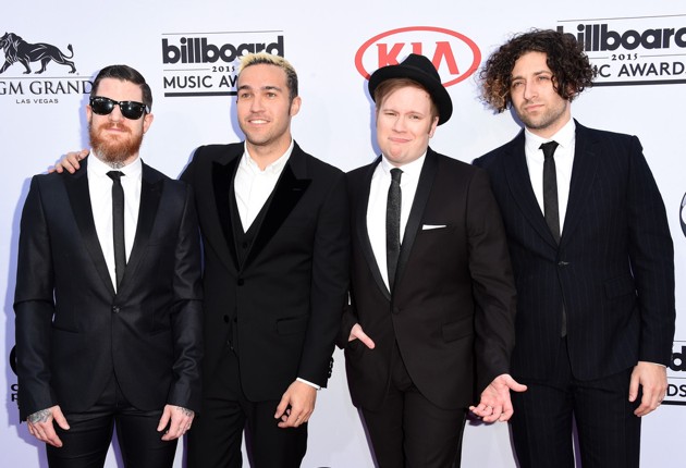 Gambar Foto Fall Out Boy di Red Carpet Billboard Music Awards 2015