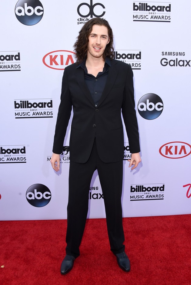 Gambar Foto Hozier di Red Carpet Billboard Music Awards 2015