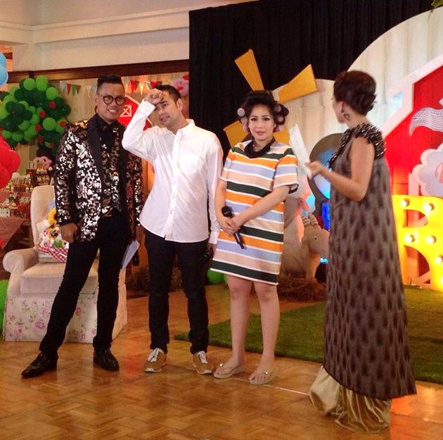 Gambar Foto Uya Kuya dan Ayu Dewi Menjadi Host di Baby Shower Raffi-Nagita