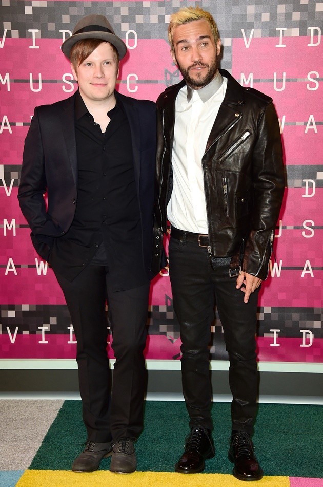 Gambar Foto Pete Wentz dan Patrick Stump Fall Out Boy di MTV Video Music Awards 2015