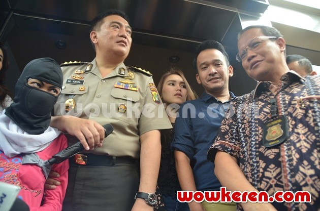 Gambar Foto Ayu Ting Ting dan Ruben Onsu Ditemui di Polda Metro Jaya