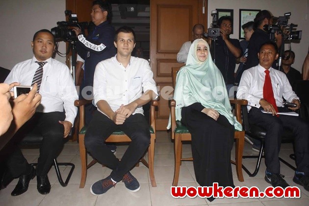 Gambar Foto Stuart Collin dan Risty Tagor Ditemui di Pengadilan Agama Jakarta Selatan