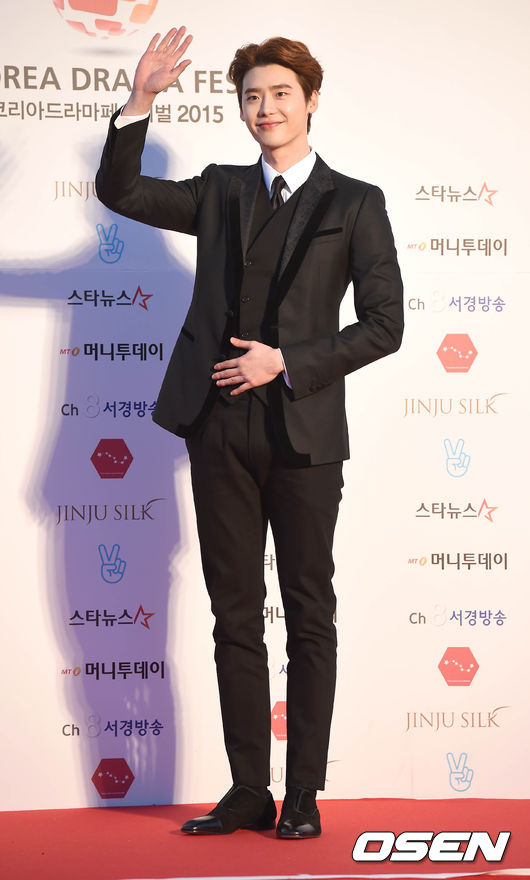 Gambar Foto Lee Jong Suk di Red Carpet Korea Drama Awards 2015