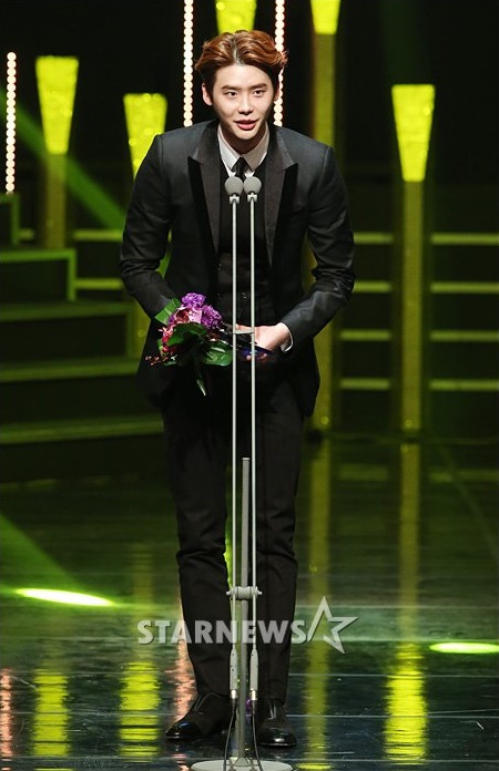 Gambar Foto Lee Jong Suk Raih Piala Best Actor