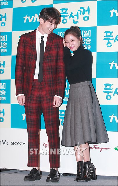 Gambar Foto Mesranya Lee Dong-wook dan Park Hee Von di Jumpa Pers Drama 'Bubblegum'