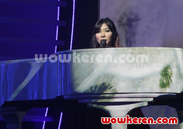 Gambar Foto Isyana Sarasvati Mainkan Piano di Malam Puncak Kilau Raya MNCTV 24