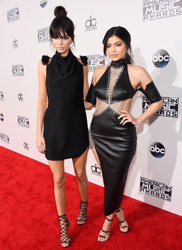 Gambar Foto Kendall Jenner dan Kylie Jenner Hadiri American Music Awards 2015