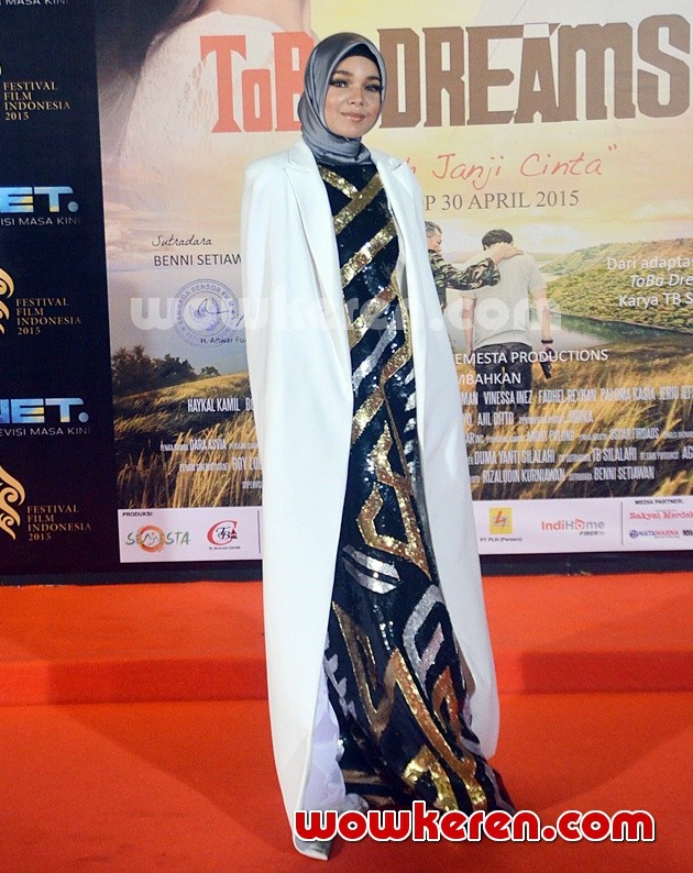Gambar Foto Dewi Sandra Hadir di Festival Film Indonesia