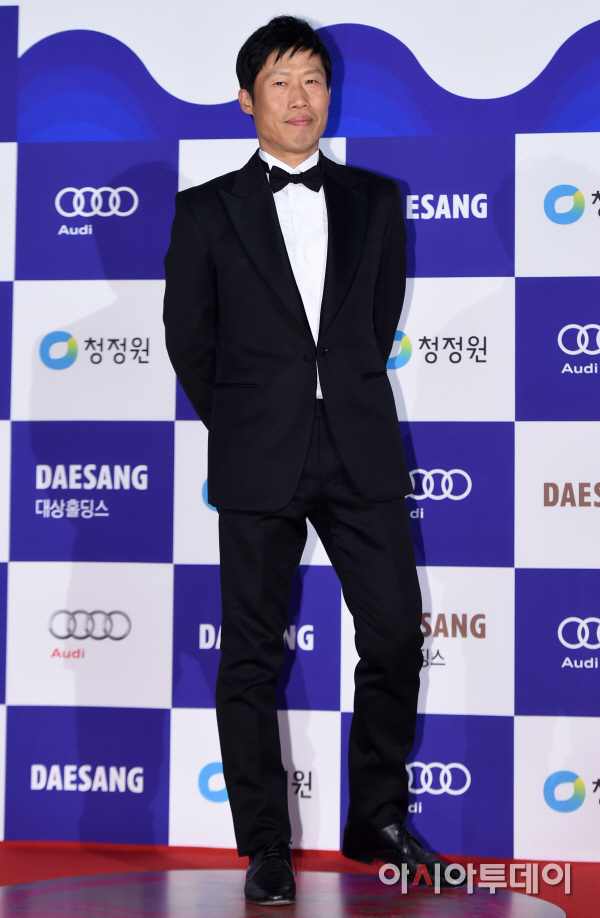 Gambar Foto Yoo Hae Jin di Red Carpet Blue Dragon Awards 2015