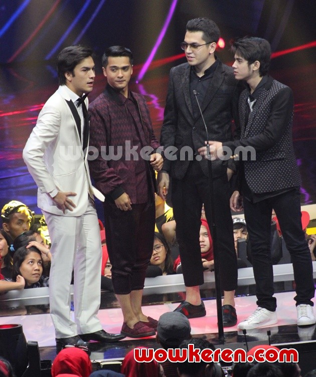 Gambar Foto Rizky Nazar, Ricky Harun, Kevin Julio dan Aliando di Panggung SCTV Awards 2015