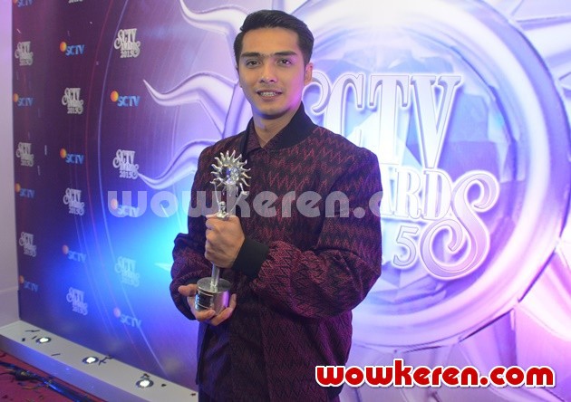 Gambar Foto Ricky Harun Raih Penghargaan 'Aktor Utama Paling Ngetop' SCTV Awards 2015
