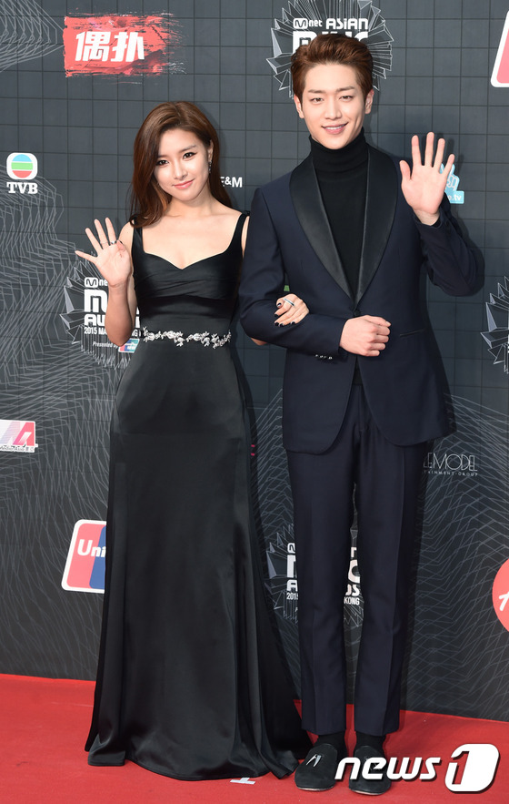 Gambar Foto Kim So Eun dan Seo Kang Joon di Red Carpet MAMA 2015