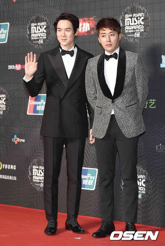 Gambar Foto Yoo Yeon Seok dan Son Ho Joon di Red Carpet MAMA 2015
