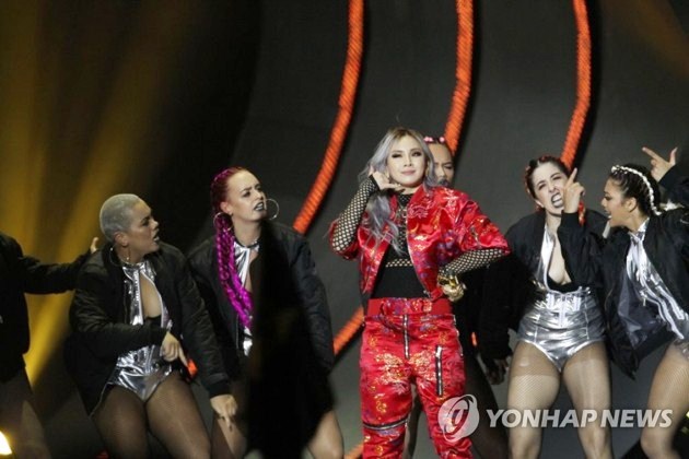 Gambar Foto CL Saat Tampil Nyanyikan Lagu 'Hello B**ches'