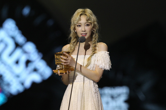 Gambar Foto Tae Yeon  Raih Piala Best Female Artist