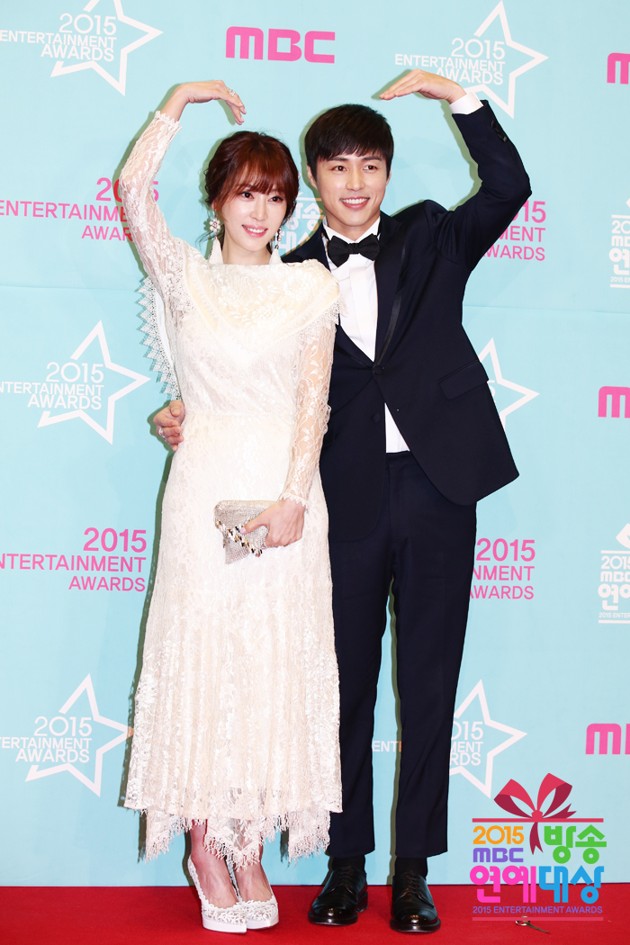 Gambar Foto Kang Ye Won dan Oh Min Suk di Red Carpet MBC Entertainment Awards 2015