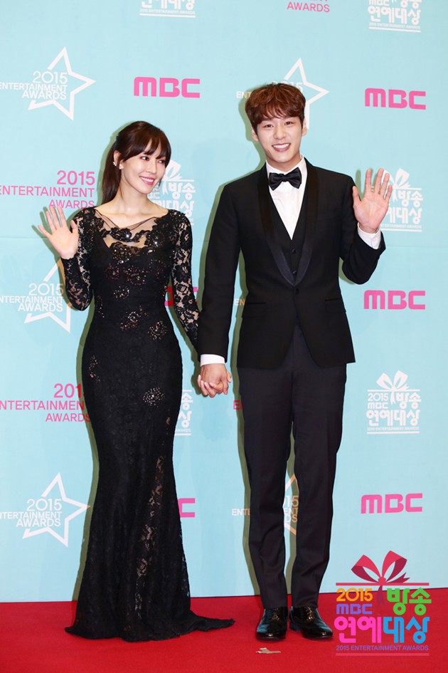 Gambar Foto Kim So Yeon dan Kwak Si Yang di Red Carpet MBC Entertainment Awards 2015