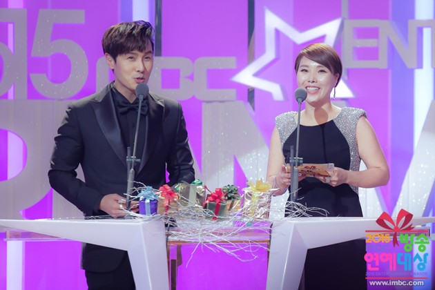 Gambar Foto Kim Dong Wan Shinhwa dan Shin Bong Sun di MBC Entertainment Awards 2015