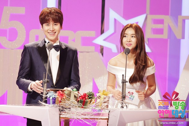 Gambar Foto Kyuhyun Super Junior dan Cao Lu Fiestar di MBC Entertainment Awards 2015