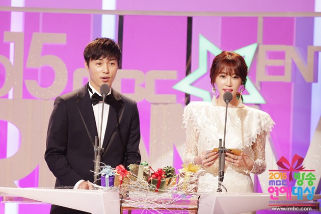 Gambar Foto Kang Ye Won dan Oh Min Suk di MBC Entertainment Awards 2015