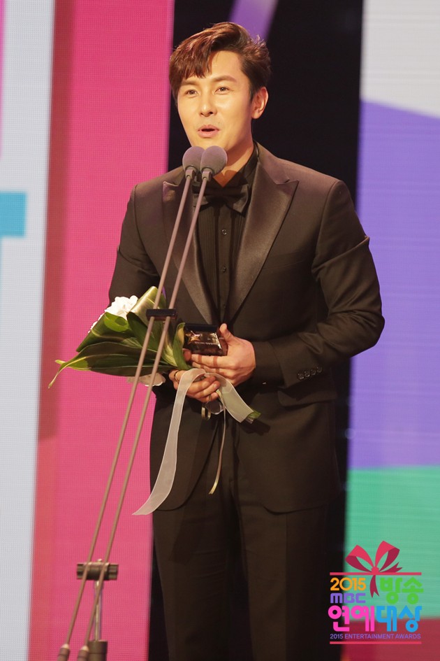 Gambar Foto Kim Dong Wan Shinhwa Raih Piala High Excellence Award Male Variety