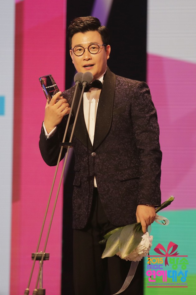 Gambar Foto Kim Sung Joo Raih Piala High Excellence Award Male Talk Show