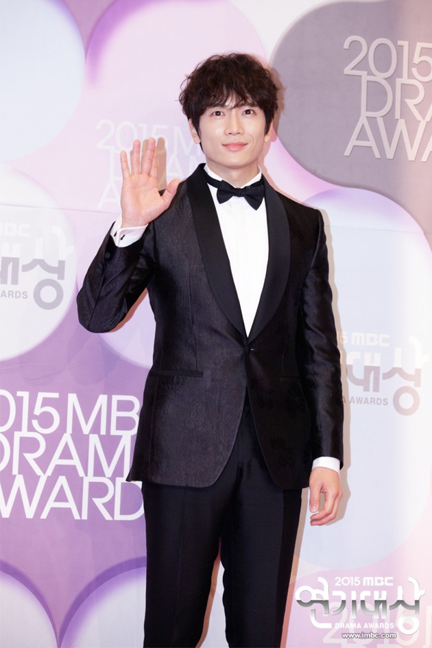 Gambar Foto Ji Sung di Red Carpet MBC Drama Awards 2015