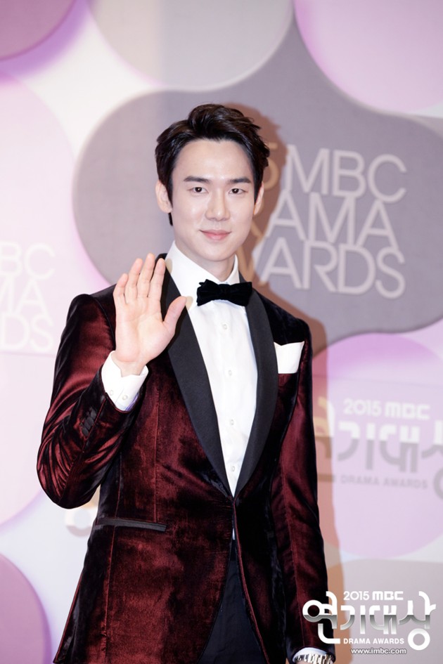 Gambar Foto Yoo Yeon Seok di Red Carpet MBC Drama Awards 2015