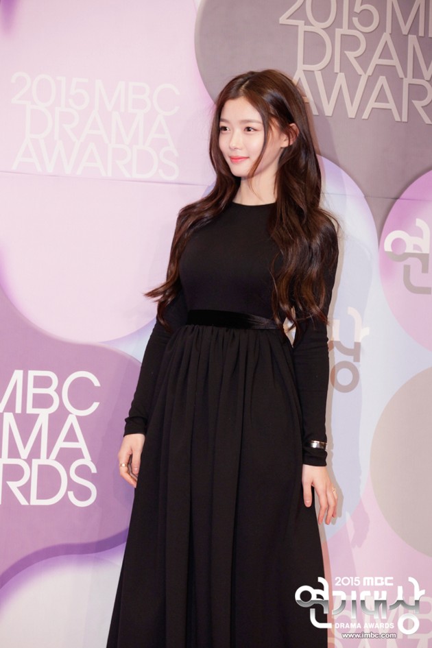 Gambar Foto Kim Yoo Jung di Red Carpet MBC Drama Awards 2015