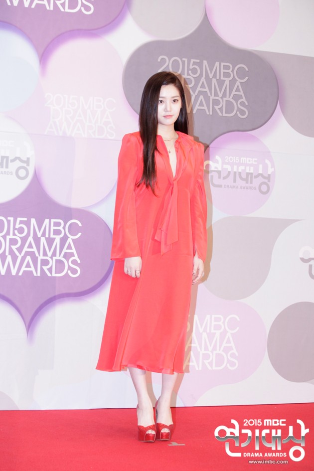 Gambar Foto Lee Yu Bi di Red Carpet MBC Drama Awards 2015