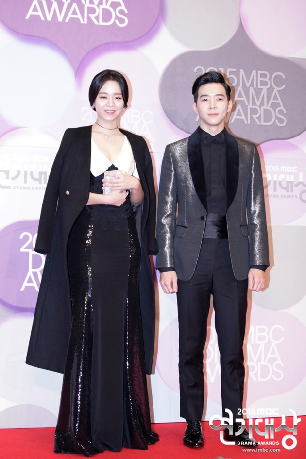 Gambar Foto Shin Hye Sun dan Park Yoohwan di Red Carpet MBC Drama Awards 2015