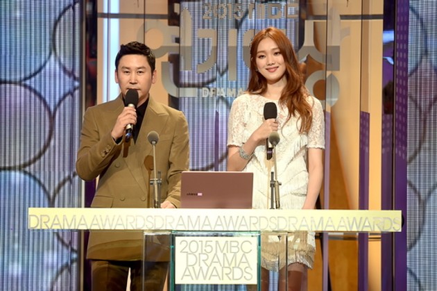 Gambar Foto Shin Dong Yup dan Lee Sung Kyung Jadi Host MBC Drama Awards 2015