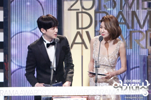 Gambar Foto Kwon Yul dan Sooyoung Girls' Generation di MBC Drama Awards 2015