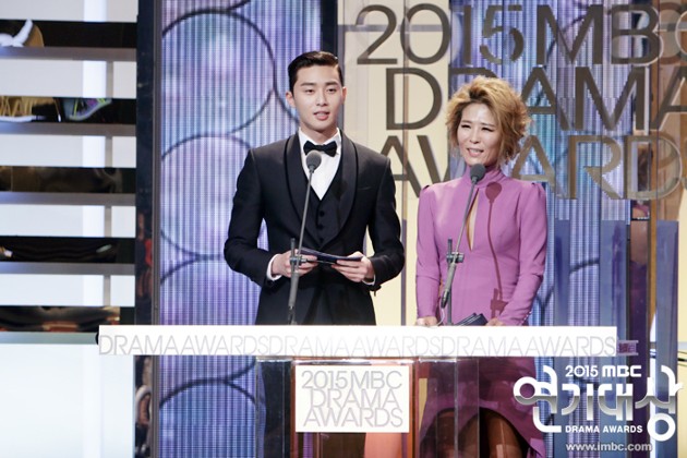 Gambar Foto Park Seo Joon dan Hwang Suk Jung di MBC Drama Awards 2015