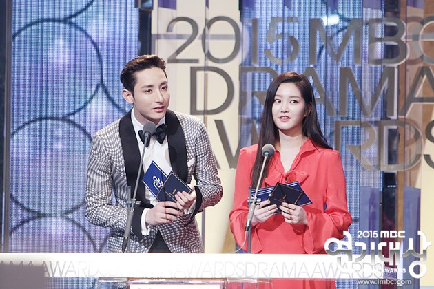 Gambar Foto Lee Soo Hyuk dan Lee Yu Bi di MBC Drama Awards 2015
