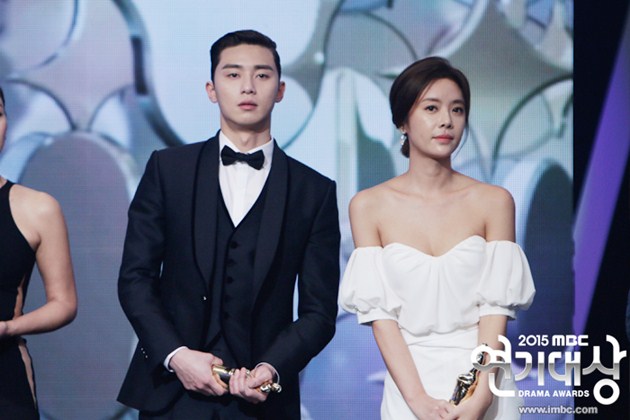 Gambar Foto Park Seo Joon dan Hwang Jung Eum Raih Piala Popularity Awards
