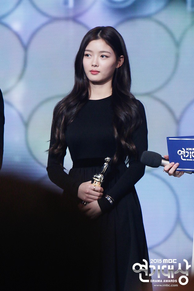 Gambar Foto Kim Yoo Jung Raih Piala Ten Star Awards