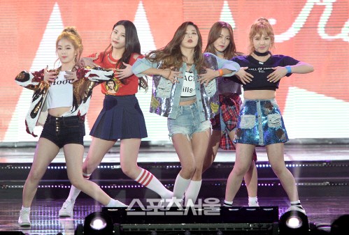 Gambar Foto Red Velvet Saat Nyanyikan Lagu 'Dumb Dumb'