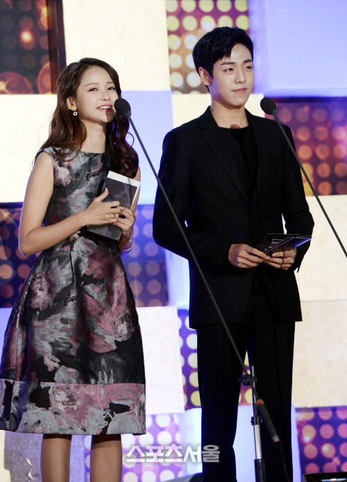 Gambar Foto Ha Yeon Soo dan Lee Hyun Woo di Seoul Music Awards 2016