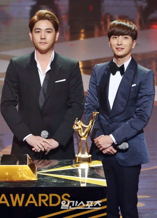 Gambar Foto Super Junior Raih Penghargaan Bonsang