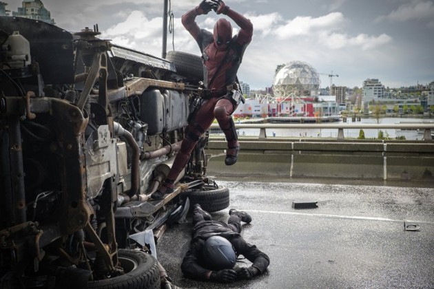 Gambar Foto Aksi Ryan Reynolds di Film 'Deadpool'