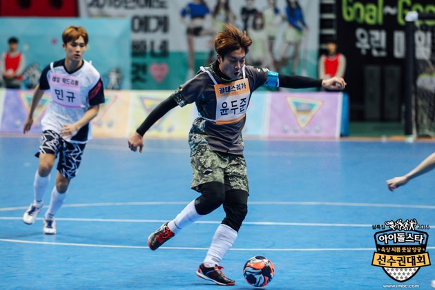 Gambar Foto Yoon Doo Joon Beast Saat Pertandingan Futsal 'Idol Star Athletics Championships 2016'
