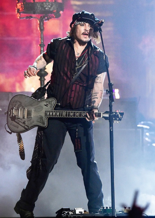 Gambar Foto Penampilan Johnny Depp di Grammy Awards 2016