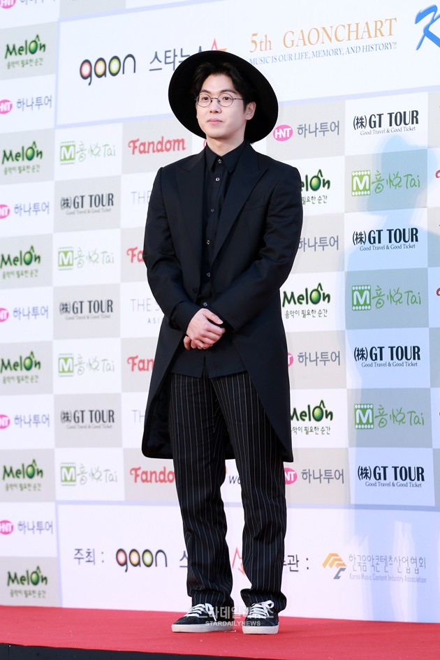 Gambar Foto Mad Clown di Red Carpet Gaon Chart K-Pop Awards 2016