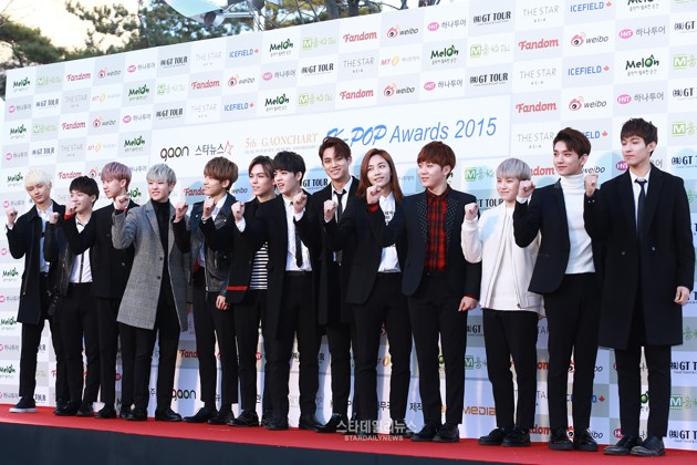 Gambar Foto Seventeen di Red Carpet Gaon Chart K-Pop Awards 2016