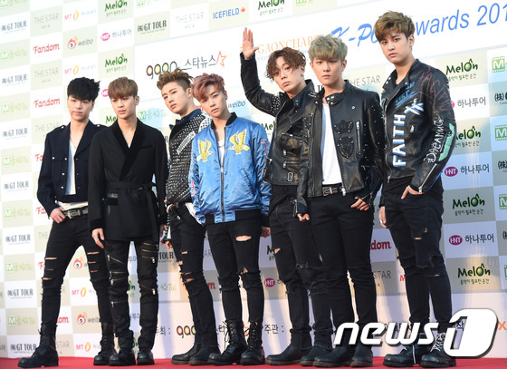 Gambar Foto iKON di Red Carpet Gaon Chart K-Pop Awards 2016